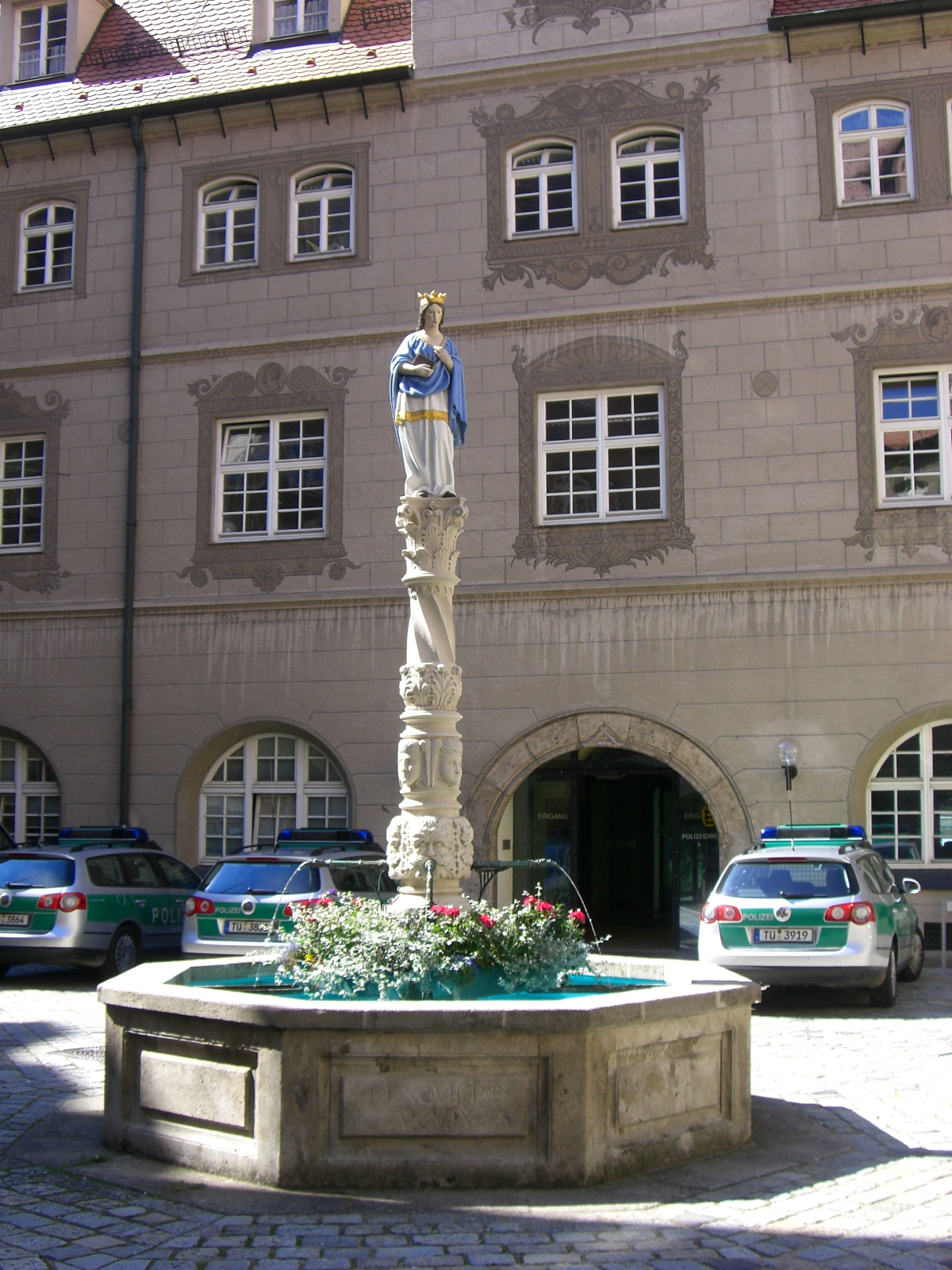 Der Brunnen im Neuen Bau, Dienstsitz der Polizeidirektion